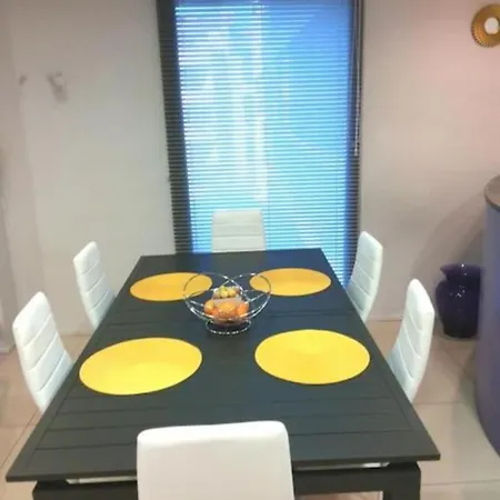 Sejour Avec Piscine - Petit-dejeuner A La Demande - 20 Minutes De L'espagne - Le Palace Climatise Apartament *