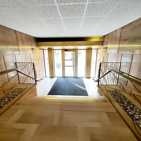 Avec Piscine - Petit-déjeuner à La Demande - 20 Minutes De L'espagne - Le Palace Climatisé
